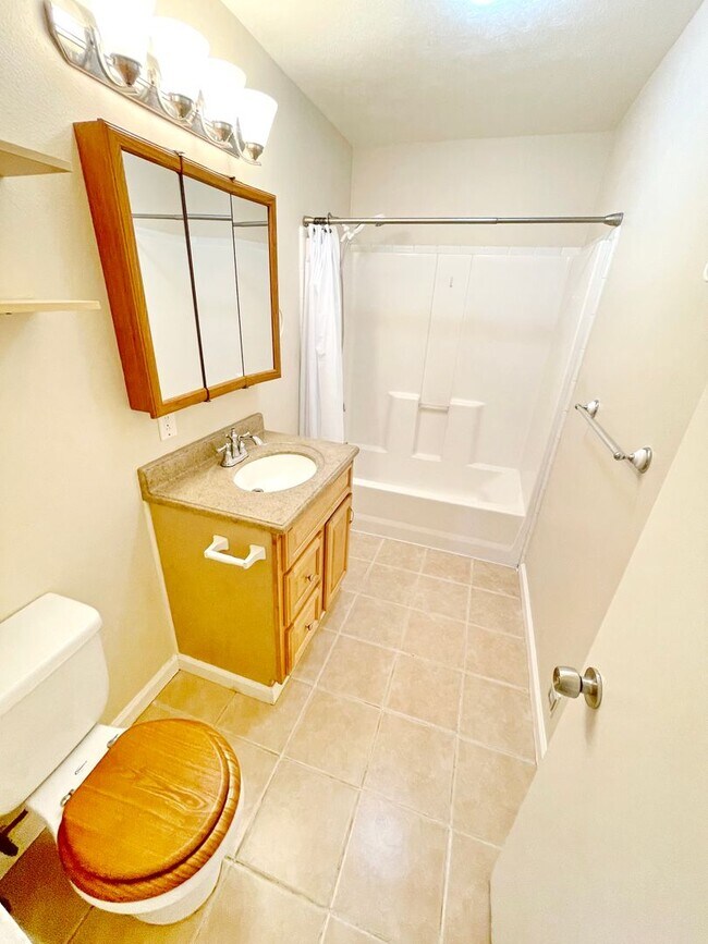 Building Photo - 3 Bed 1 Bath Unfurnished house in the Heart of Kihei - 1 year minimum available long term.