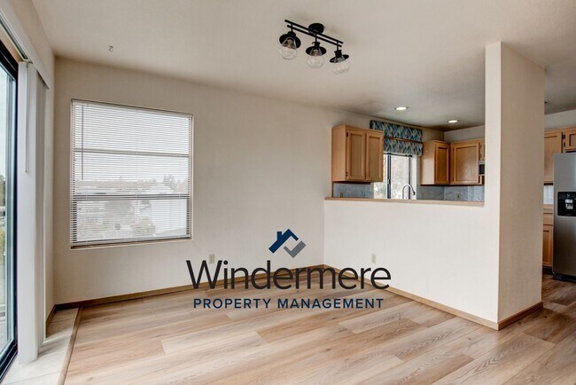 Building Photo - 3 bed 2 bath Condo with a View!