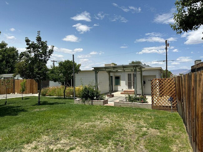 Building Photo - Beautifully landscaped home with modern up...