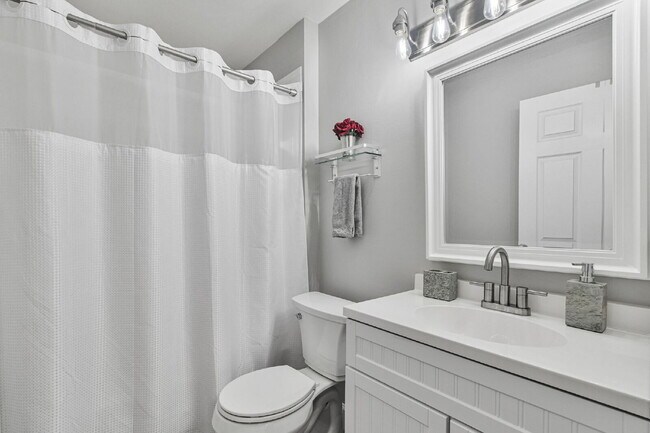 Building Photo - Charming 2-Bed, 2-Bath Condo Retreat with 1,309 Sq Ft in Fort Myers' Premier Locale!