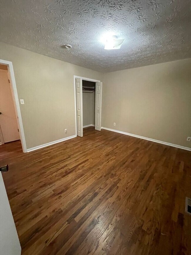 Building Photo - 3 bed, 2.5 bath, 2 car garage split foyer home in West Knoxville