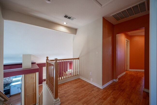 Building Photo - Silverado Ranch - Cul-de-sac.  Downstairs Bedroom and Bathroom