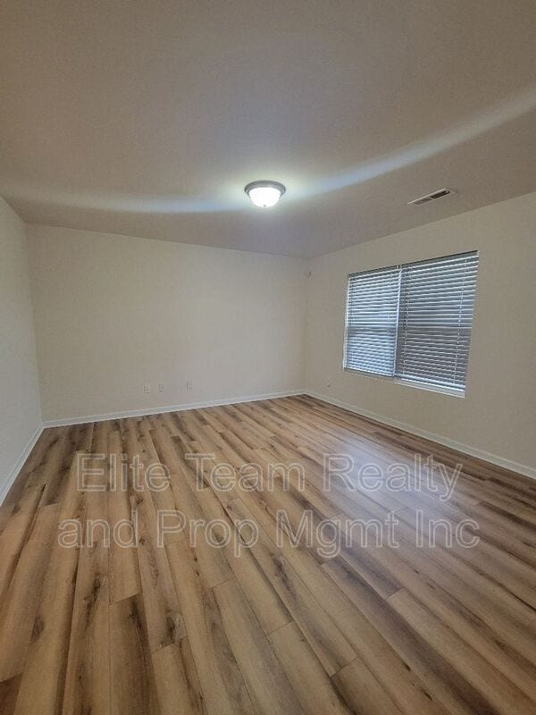 Building Photo - 5823 Hewitt Dr