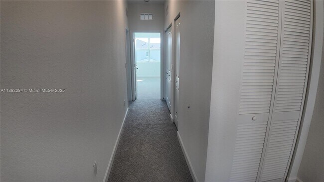 Building Photo - 830 SE grovebush Ln