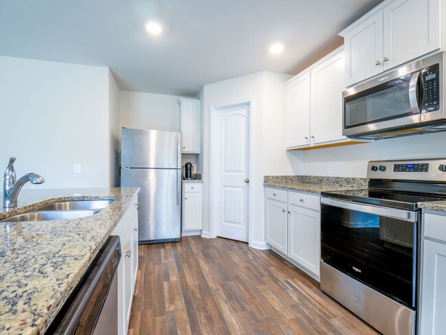 Building Photo - 551 Poppleton Dr