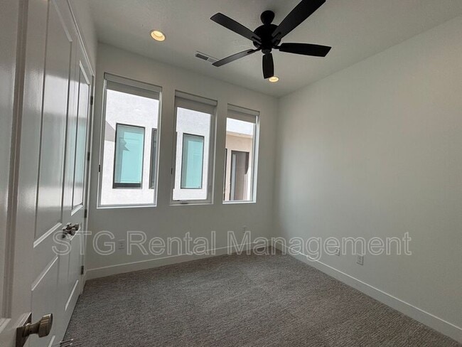 Building Photo - 2963 E Snowberry Dr