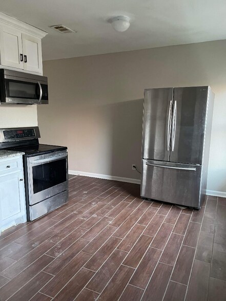 Building Photo - 9713 Sycamore Dr