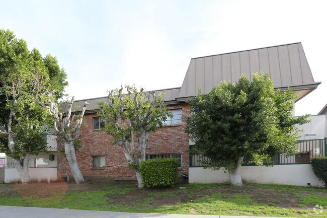 Building Photo - 5258 Newcastle Ave