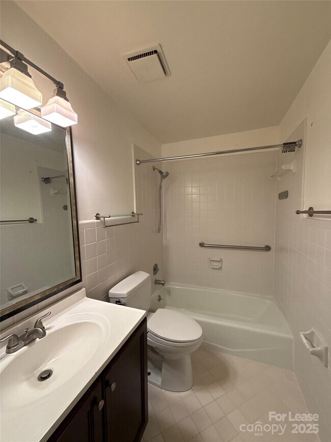 Building Photo - 1016 Queens Rd