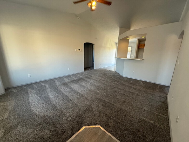 Building Photo - 607 Meadowbrook Dr