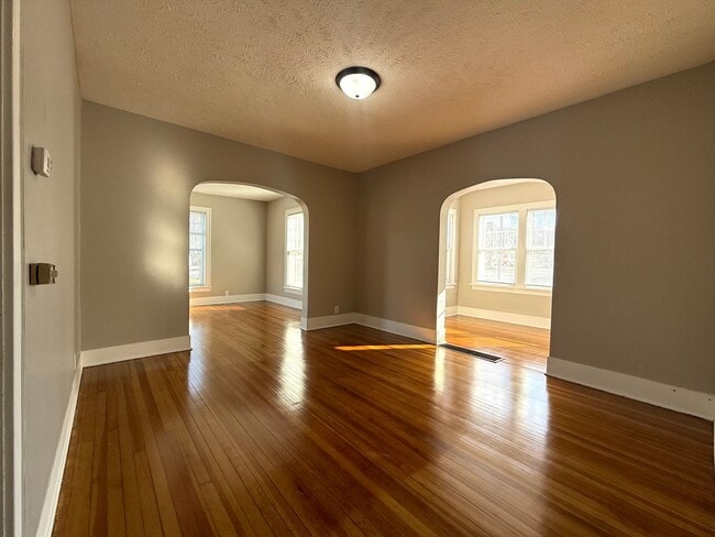 Building Photo - Charming 2 Bedroom Home with Garage on Corner Lot