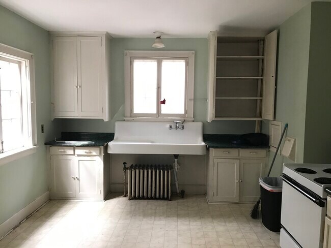 Kitchen - 118 W Chestnut St