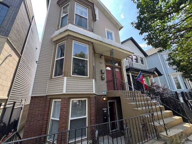 Primary Photo - 2335 W Barry Ave