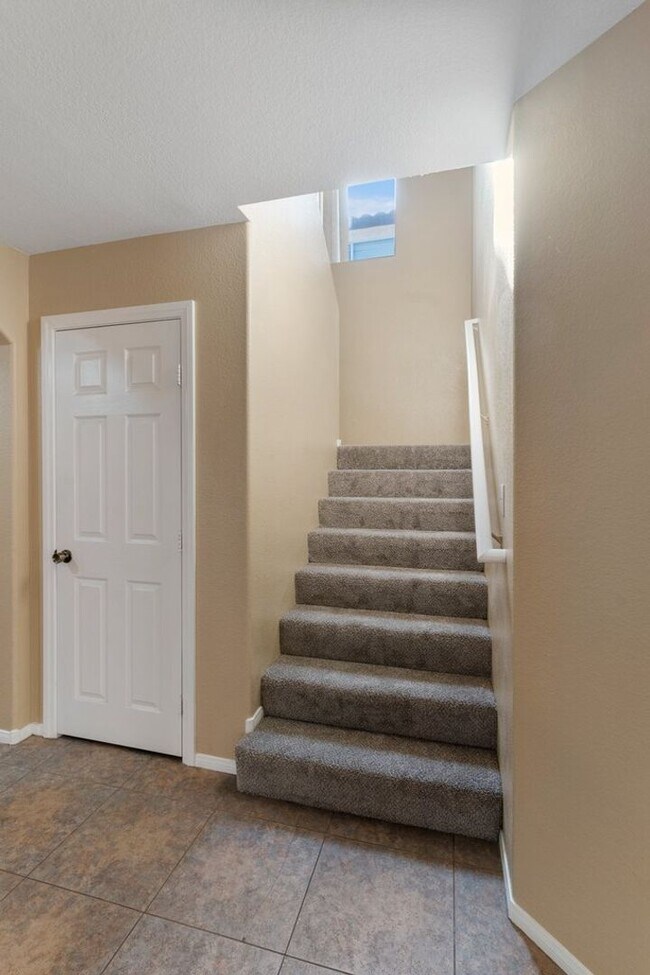 Building Photo - Beautiful 4 Bed 2.5 Bath Vaulted Ceilings,...