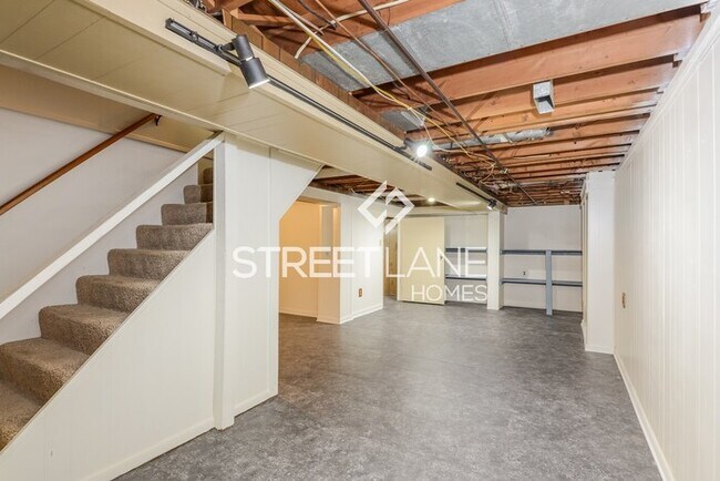 Building Photo - REDUCED!