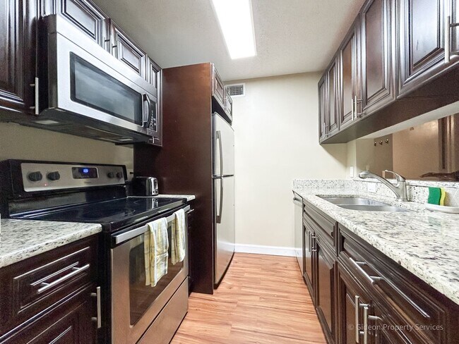 Building Photo - Beautiful 4/4 Condo in University Terrace