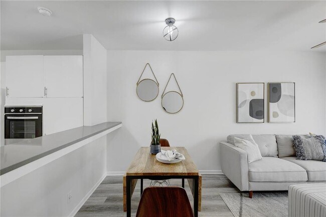 Building Photo - 5320 Balcones Dr