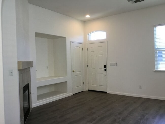 Building Photo - 637 W Fontaine Ln