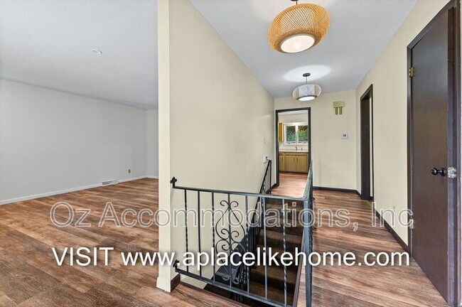Building Photo - 608 E 78th St