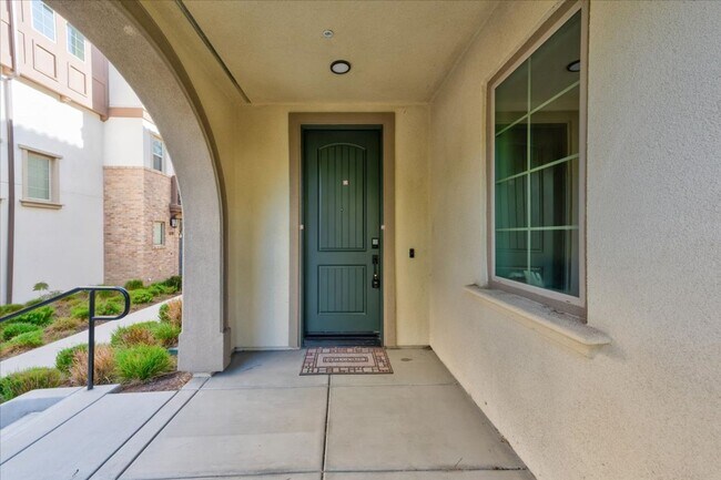 Building Photo - 946 Blackstone Dr