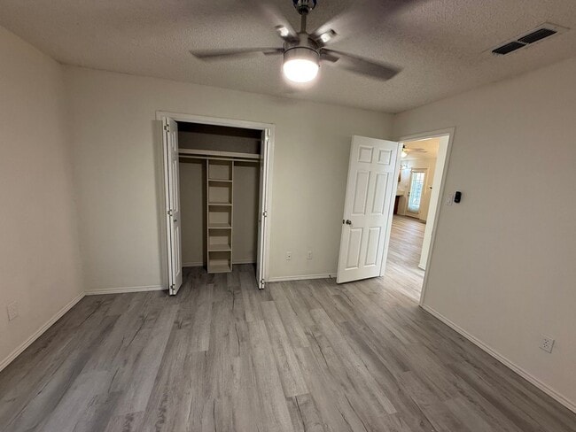 Building Photo - 4 Bed Brick Home! Zia School District! - Pets Welcome!!!