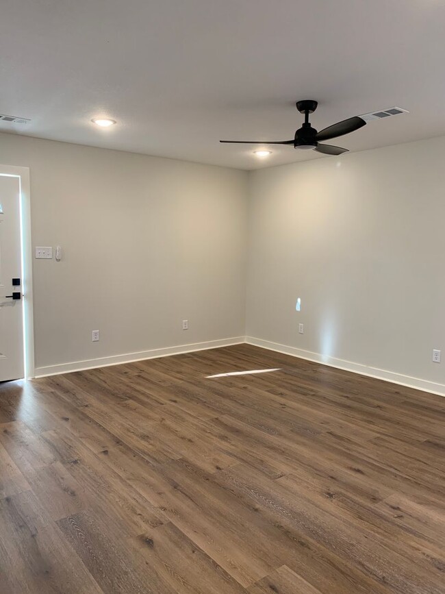 Building Photo - 2 Bed/1 Bath: Walk to International Studie...