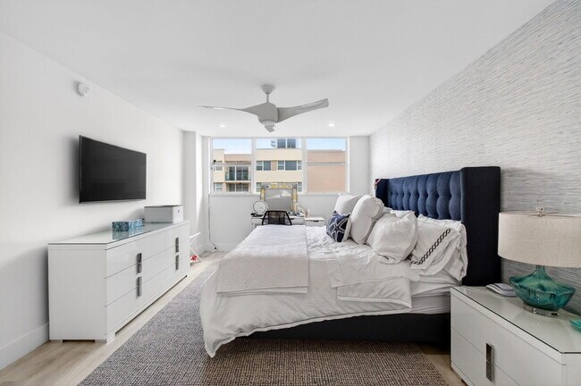 Building Photo - 1236 Hillsboro Mile