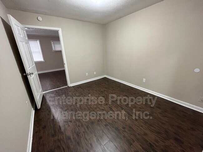 Building Photo - 424 Deerskin Dr