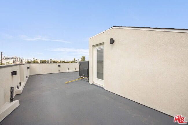 Building Photo - 11255 Hatteras St