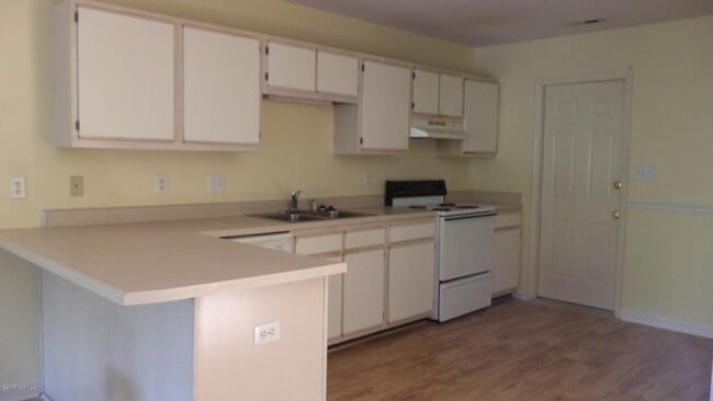 Building Photo - "Cozy Coastal Living: Charming 2-Bed, 2-Ba...