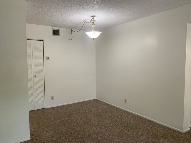 Building Photo - 511 Gardens Dr
