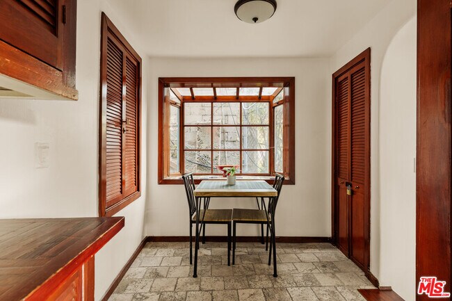 Building Photo - 2002 N Las Palmas Ave