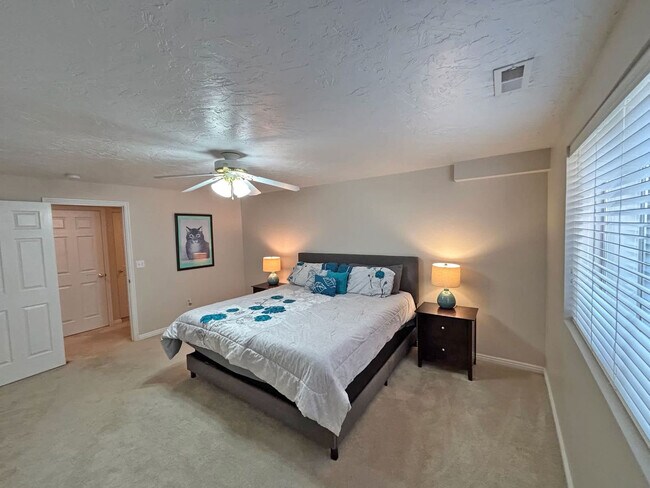 Building Photo - 2009 Sweetbriar Ln