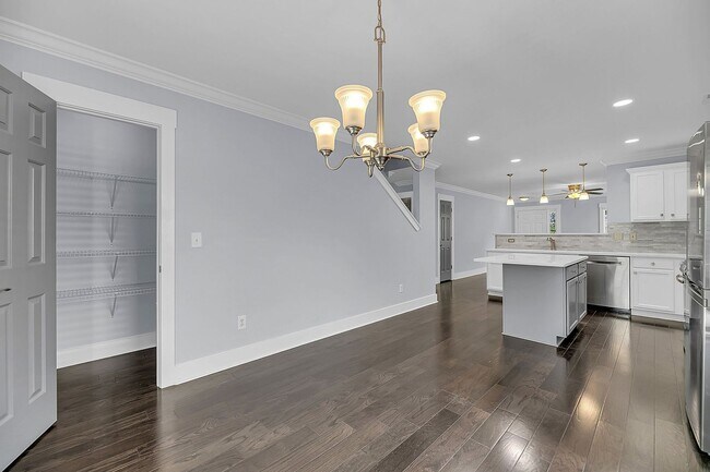 Building Photo - Centrally Located and Beautifully Renovate...