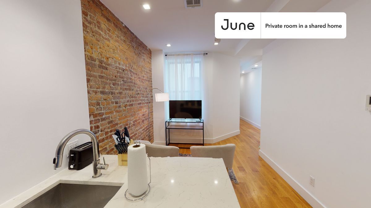 Building Photo - Private bedroom in 3 bed/1 bath Home