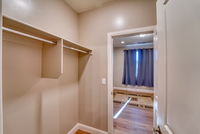 Building Photo - 1544 N Daylight St