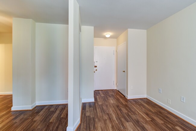 Building Photo - Spacious & Bright Junior One Bedroom at Ri...