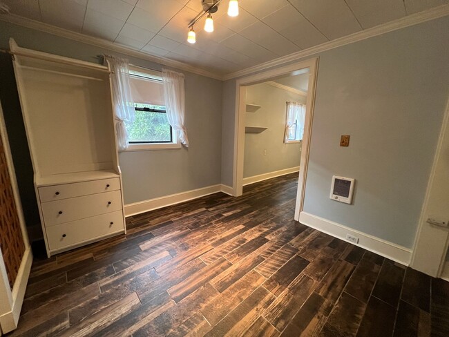Building Photo - New Pricing! Charming Studio in Highly Des...