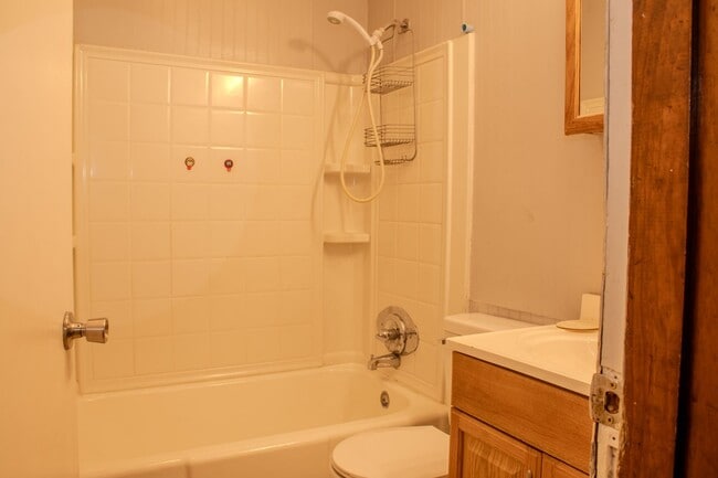 Building Photo - Two bedroom House in East Alton