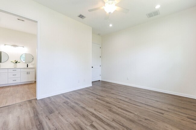 Building Photo - 427 Vane Way