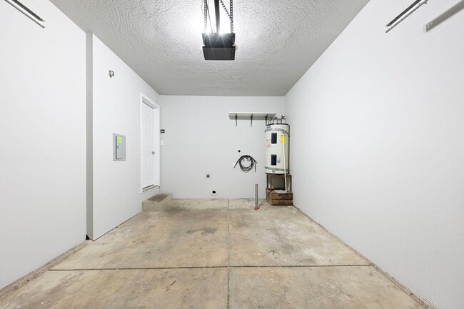 Building Photo - Fantastic 3-Bedroom, 1.5-Bath Duplex With landscaping Included!