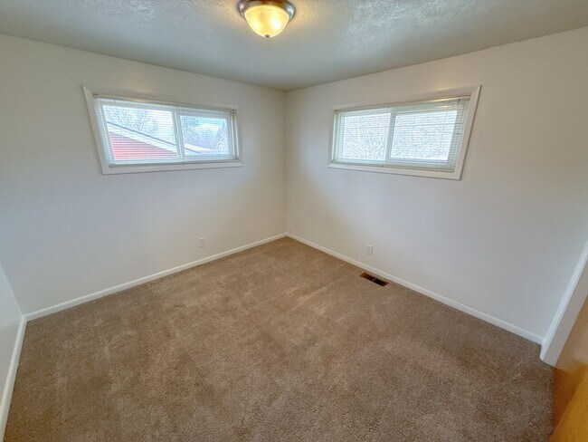 Building Photo - 3 Bedroom, 1.5 Bath House in Pacific Terrace neighborhood