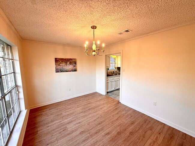 Building Photo - Spacious 3BR/2BA in Brookhollow – All Appliances Included