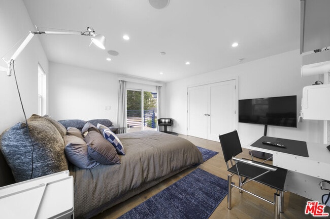 Building Photo - 848 N Las Palmas Ave