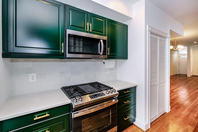 Building Photo - 314 14th Pl NE