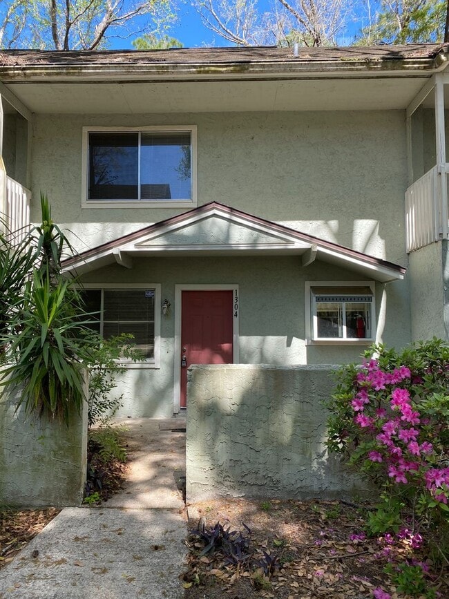Building Photo - Updated 3 bed / 2.5 bath Townhome in Prime Gainesville Location