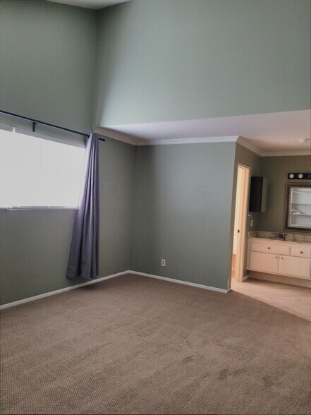 Vaulted ceiling in master bedroom. - 18681 Maplewood Cir