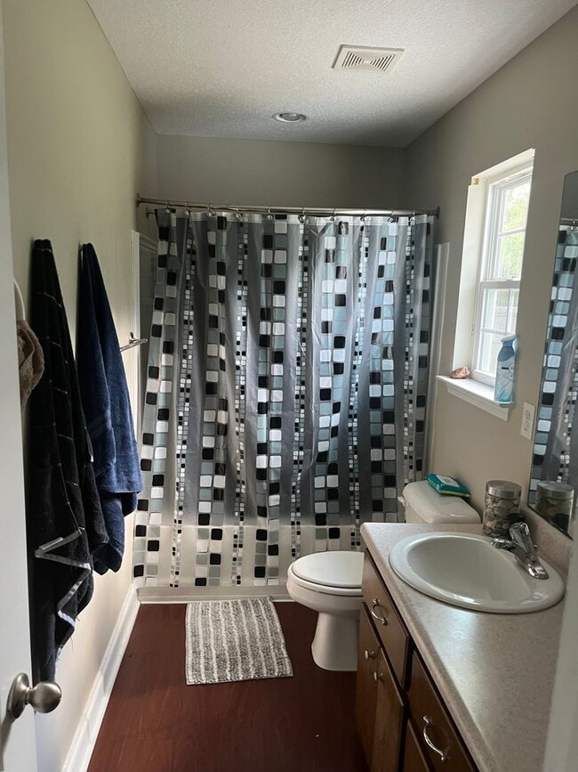 Building Photo - FOR RENT 3 Bed 2 bath Pet friendly home