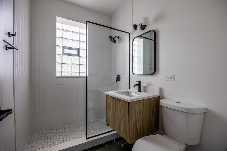 Building Photo - 3051 W Medill Ave