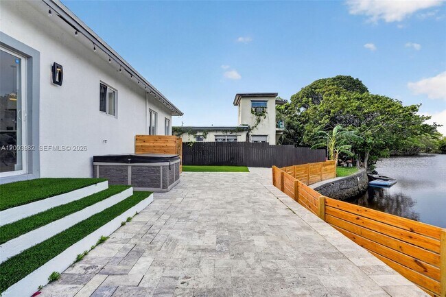 Building Photo - 655 NW 24th Ave